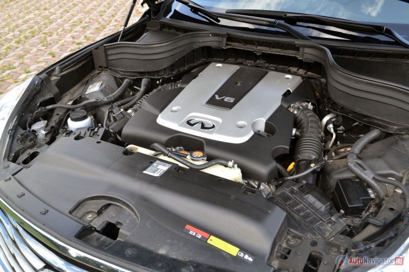 Под капотом настоящий атмосферный V6 объёмом 2,5 литра. Есть еще вариант с 3,7-литровым мотором мощностью 320 л.с., но встречается он нечасто