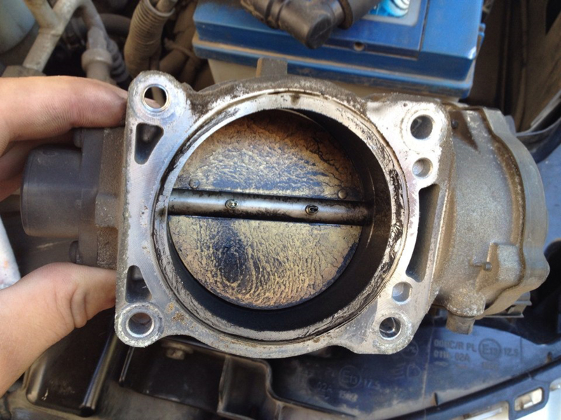 Грязная дроссельная заслонка - возможная причина неровной работы двигателя