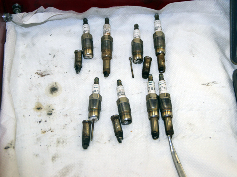 Свечи, устанавливаемые на мотор V8, нередко ломались при замене, что доставляло владельцам, не имеющих специального съемника, много хлопот