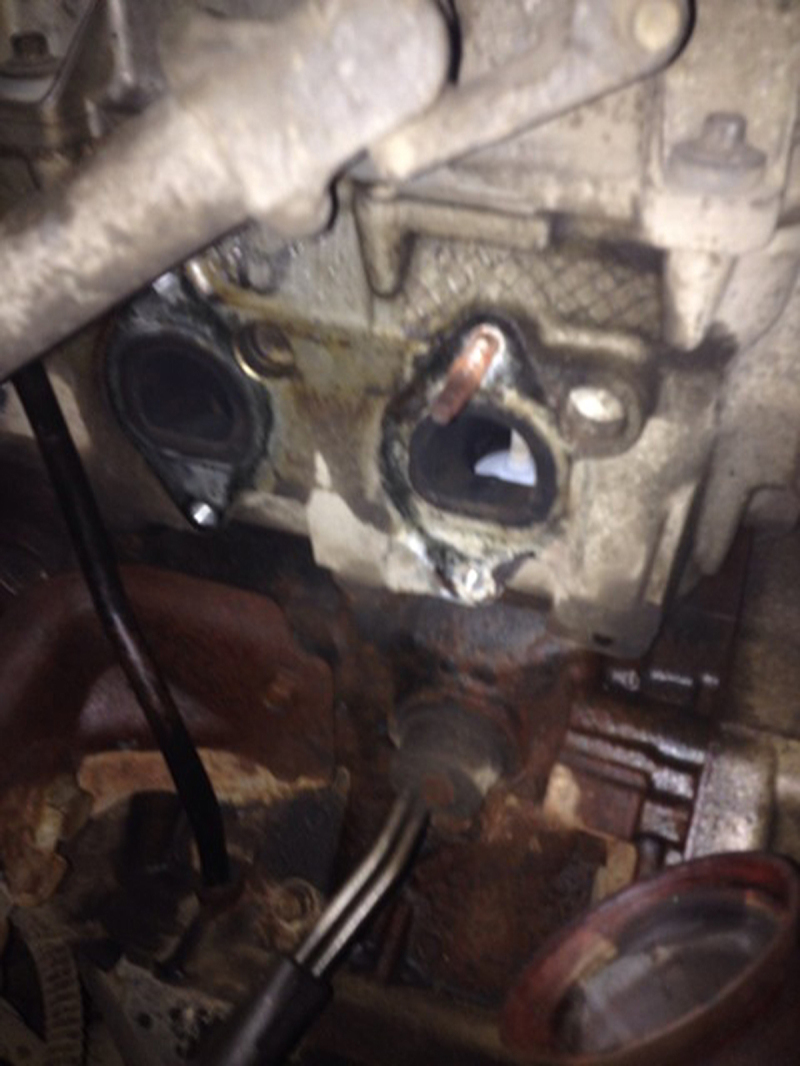 Загнутые и сломанные шпильки выпускного коллектора - распространенная проблема 4.6-литрового мотора