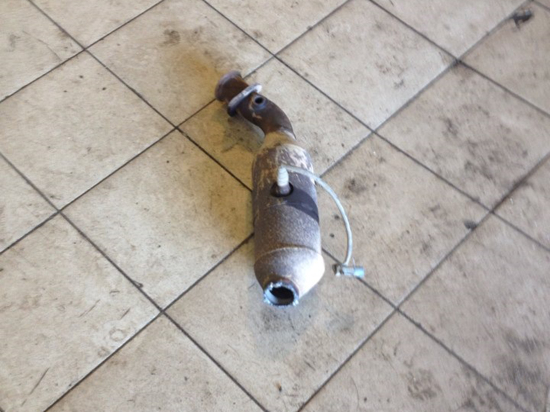 Так выглядит удаленный катализатор выхлопной системы. Место данной детали займет пламегаситель