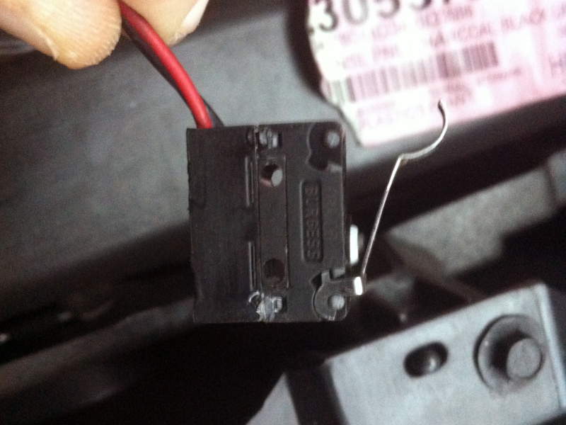 Неполадки в микропереключателе часто служили причиной блокировки селектора КПП