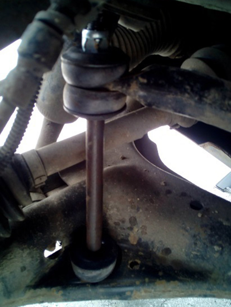 Вместо оригинальной передней стойки стабилизатора, владельцы умудрялись ставить аналогичную деталь от отечественного "Соболя