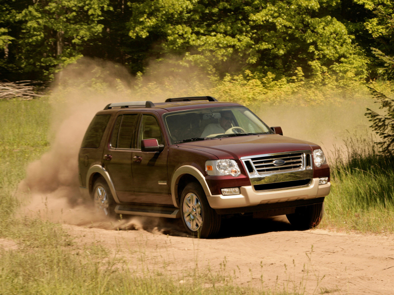 Рулевое управление нареканий практически не вызывает. Течи ГУРа и стук рейки до пробега в 100 тыс. км скорее исключение, чем правило