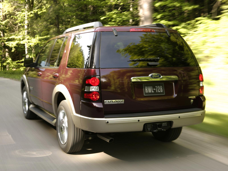 Оплавившиеся задние фонари - явление распространенное. Мерой предупреждения данной неприятности служит замена ламп накаливания светодиодными элементами