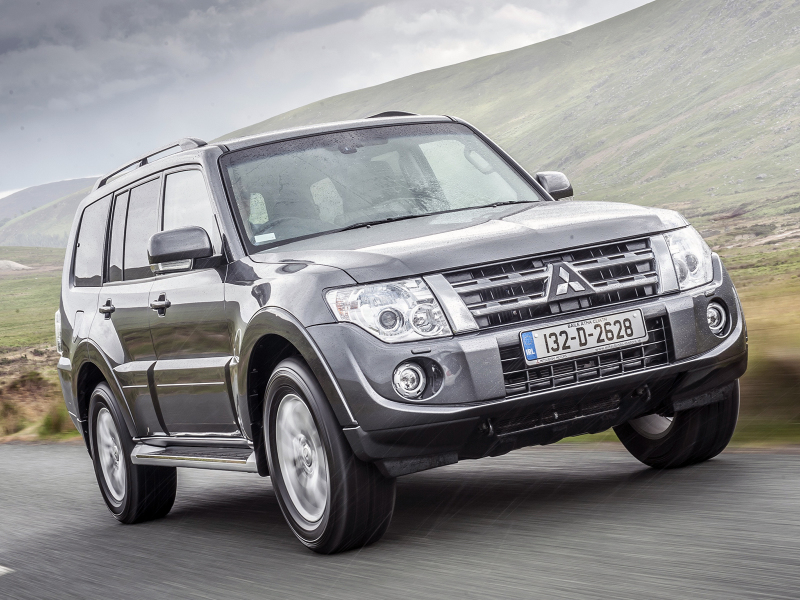 Mitsubishi Pajero 4. Потомок легендарных покорителей Дакара, обладающий одной из самых продвинутых систем полного привода. Однако это сказывается на цене, причем не в пользу "японца