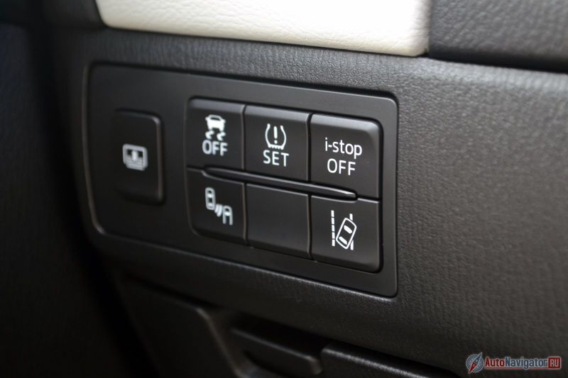 Шторка заднего стекла с электроприводом. А рядом расположились кнопки отключения системы стабилизации, контроля давления в шинах, системы контроля рядности движения, слежения за мертвыми зонами и i-stop (японский аналог европейской системы Start/stop, которая глушит двигатель в пробках, на переездах и светофорах)