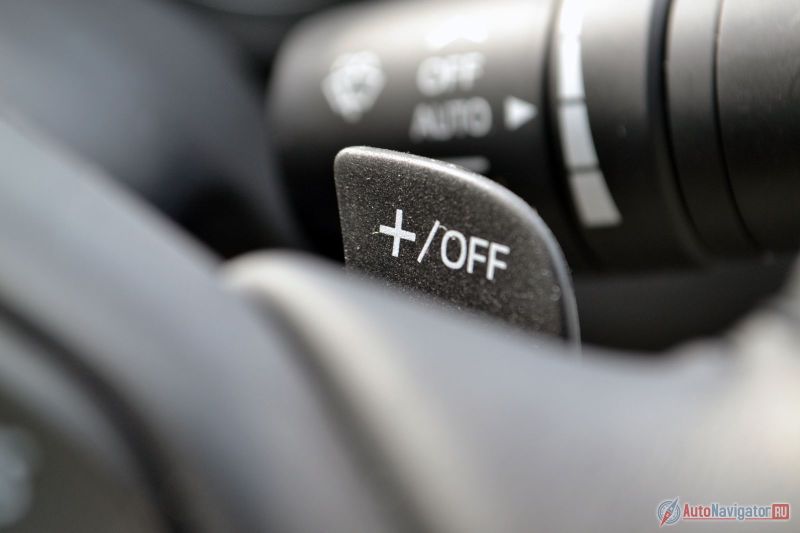 Подрулевые лепестки есть, но со спортивным режимом необходимости в них нет