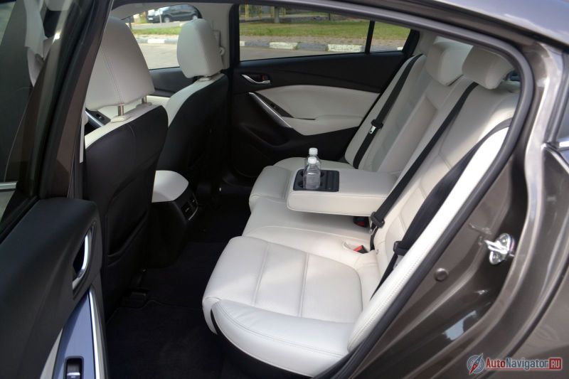 Сзади просторно и удобно. Примечательно, что, несмотря на салон из белой кожи, тыльные стороны спинок передних сидений сделаны черными для практичности – семейные люди оценят