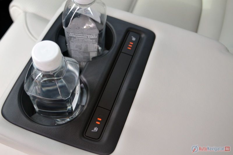 Задний диван с подогревом (опция), но сделать кнопки включения в подлокотнике – не самая гениальная идея. В некоторых ситуациях подлокотник просто нельзя опустить (если сзадт трое, например, или если детское кресло слишком широкое)