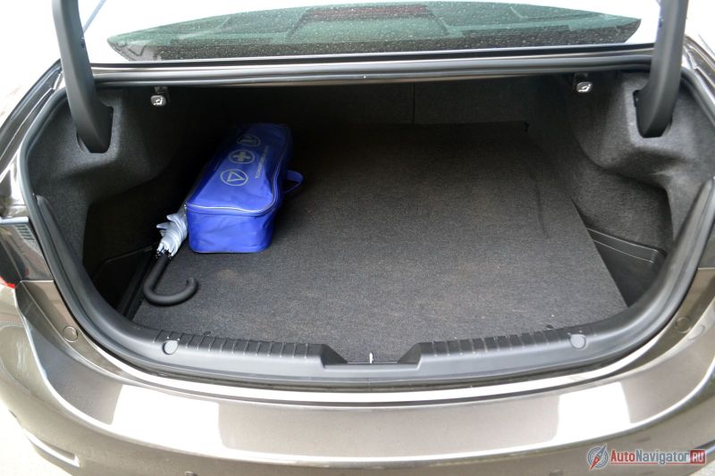 Багажник не самый большой в классе (один из самых скромных, если быть честным) – 438 литров, но удобный и аккуратный. Под полом докатка, хотя по моим прикидкам можно было бы вместить в нишу и полноразмерную запаску