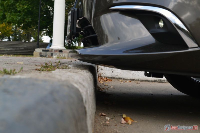 Клиренс в 165 мм позволяет смело парковаться передом перпендикулярно к бордюрам