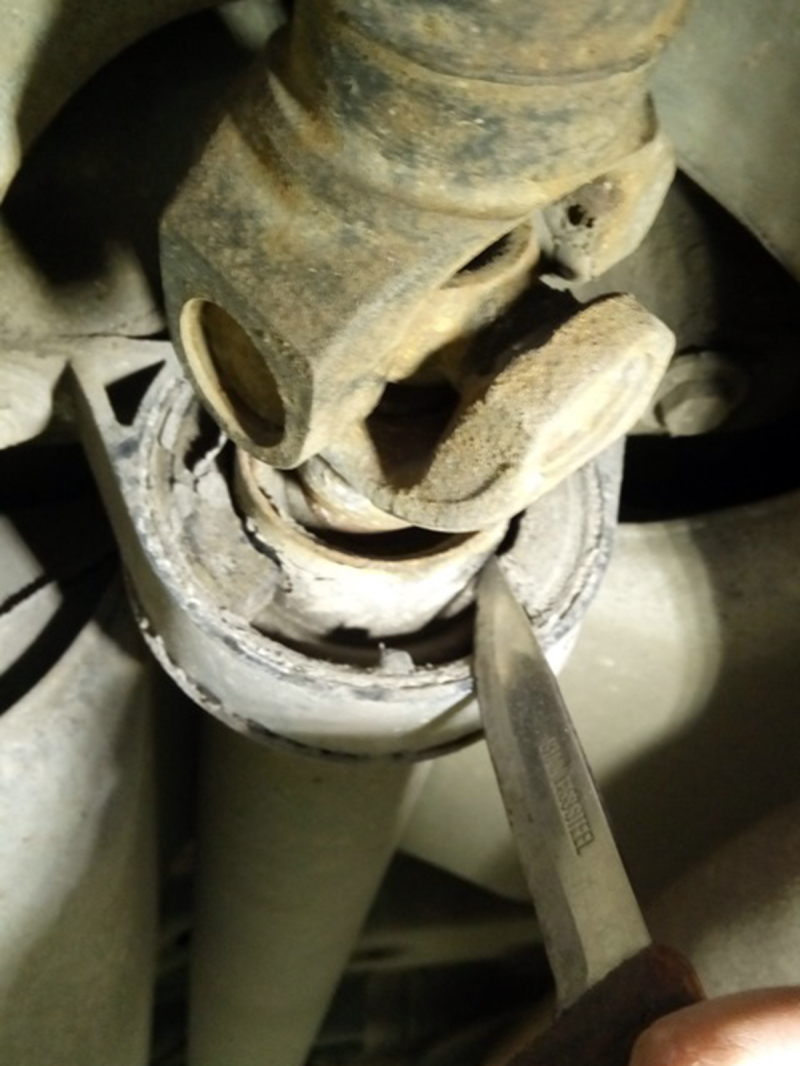 Задний кардан иногда становился источником повышенного шума и вибраций из-за вышедшего из строя подвесного подшипника. Устранялись такие проблемы, как правило, по гарантии