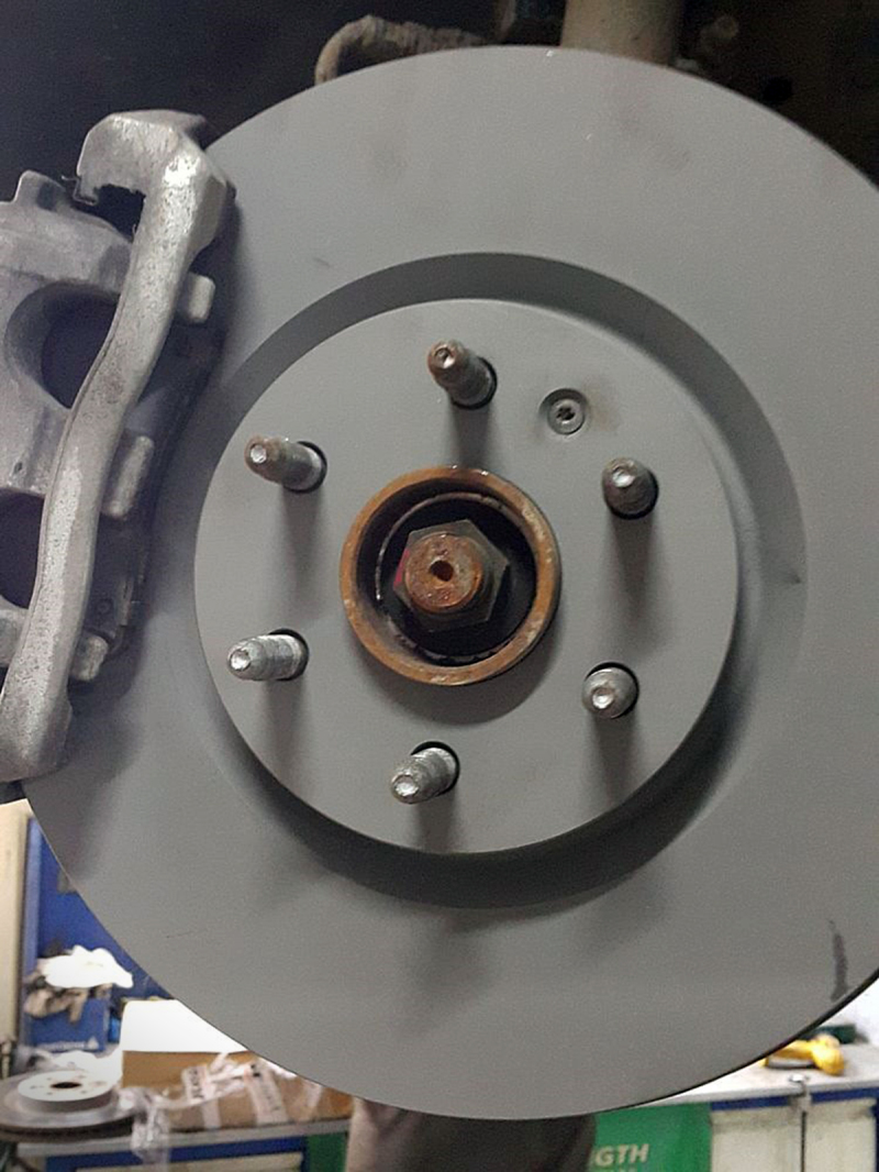 Передние тормозные диски приходилось протачивать попутно с заменой колодок. Причина – деформация элемента, вызывавшая биение на руле при торможении