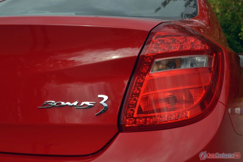 Задние фонари со светодиодами. Но вот почему машина называется Bonus 3, не совсем понятно. Первый «Бонус» был (и есть, кстати, на 100 – 130 тысяч дешевле), а второго не было. Машин поменьше или побольше с таким именем и другим числовым индексом тоже нет