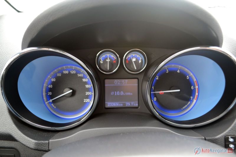 Откуда такая любовь к синему? Хотя считывать показания это не мешает, да и в повседневной жизни не раздражает. А вот расход топлива за время теста (в основном по городу) у меня получился 10 литров на 100 км. Так много в основном из-за того, что приходилось постоянно вжимать педаль газа в пол, чтобы не выпадать из потока «Мерседесов» и «БМВ». В более спокойных городах с более спокойным движением и расход будет поменьше