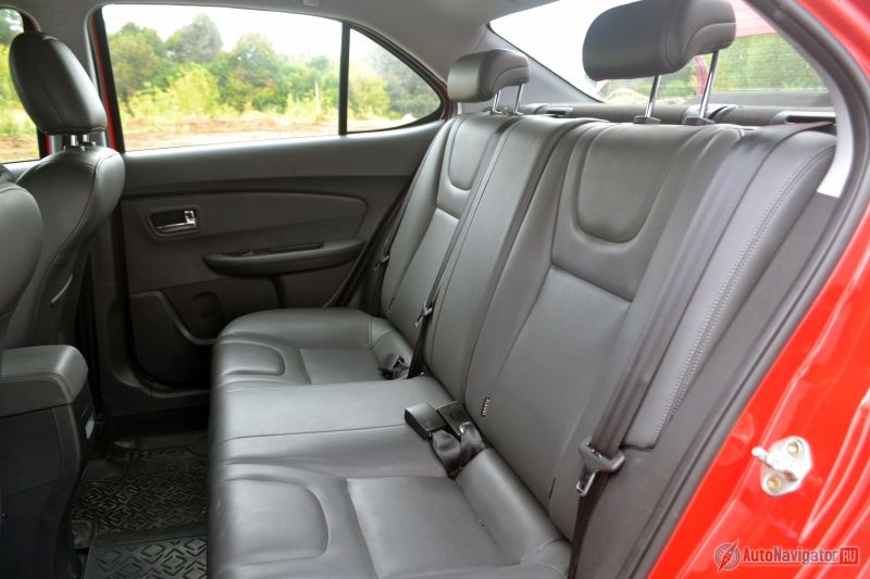Сзади просторно, ни ноги, ни голова не упираются. Диван отформован под двоих, так что третьего тут не ждут. Хотя его появление не исключается. Ни подлокотника, ни подстаканников, ни дефлекторов тут нет – это нестрашно, у конкурентов также. А вот то, что замки ремней безопасности разбросаны по дивану, а не стоят в специальных углублениях – упущение китайцев. Вынимать их из-под пятой точки не доставляет никакого удовольствия. Зато хорошо, что в спинках передних сидений есть карманы