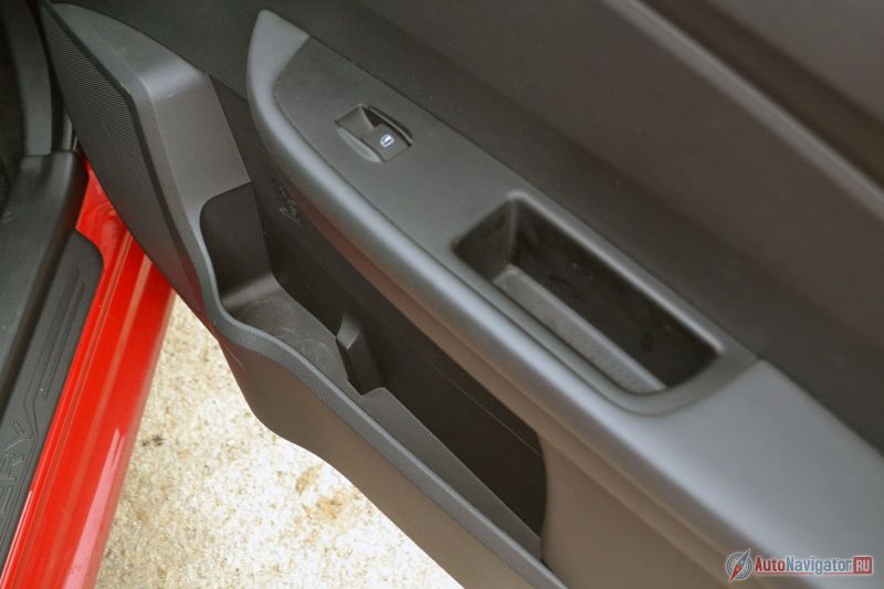 Карманы в дверях не слишком широкие и большая бутылка воды туда не помещается. Зато такие карманы есть и в передних, и в задних дверях – мелочь, а приятно