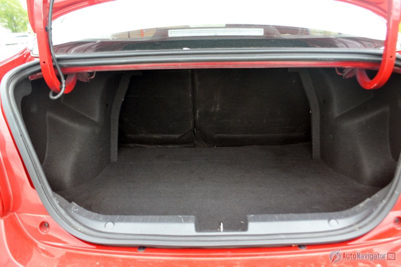 Багажник вроде как 500 литров, но форма далека от идеала, плюс большие петли съедают много места. А крышка багажника очень тугая