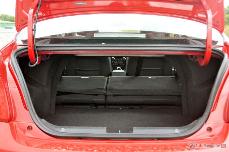 Спинки задних сидений складываются уже в базовой комплектации. Причем уже сразу спинка разрезанная (можно сложить только часть). Вот только ровного пола не получится. Под полом полноразмерная запаска