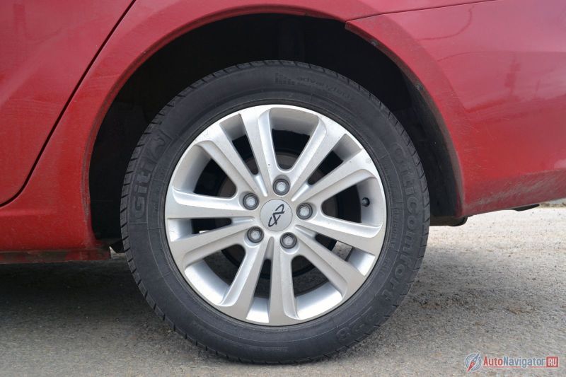 Колеса размерностью 185/60 R15 позволяют не бояться за диски на второстепенных дорогах. Да и дополнительная мягкость и комфорт по дороге еще никому не мешал