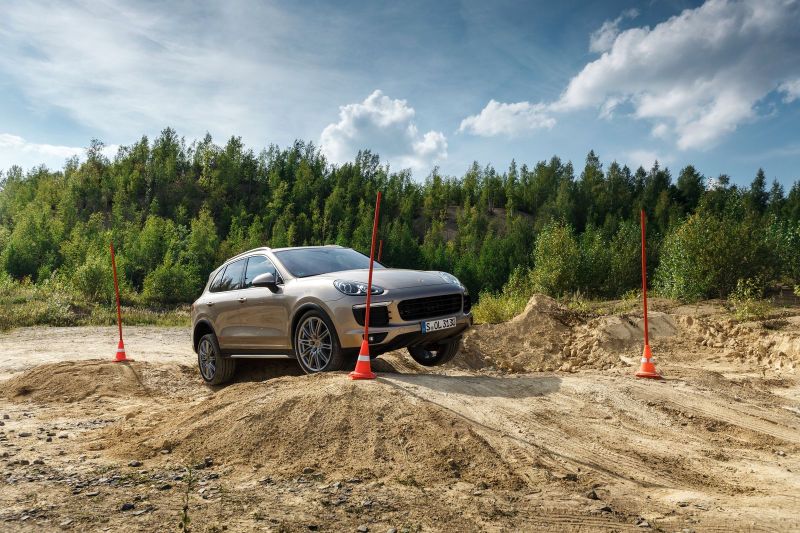 Внедорожные возможности спортивного кроссовера впечатляют!