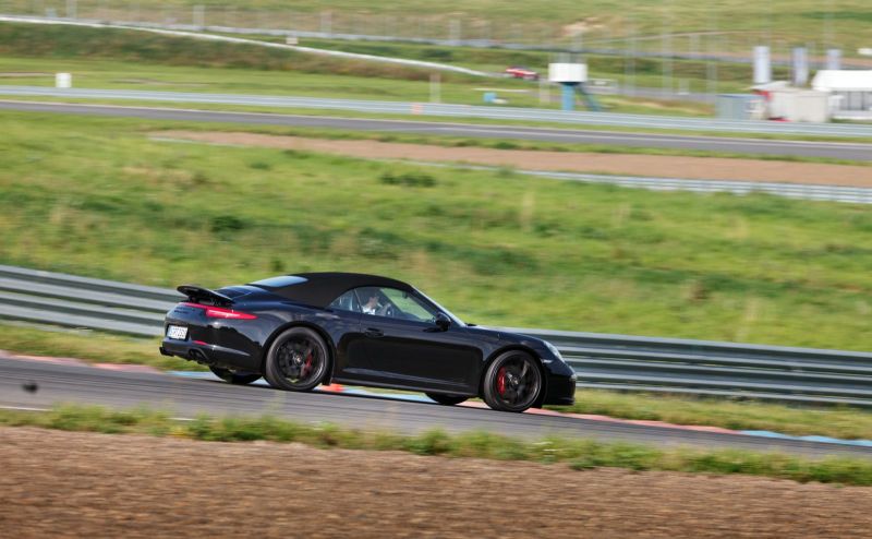 Полноприводный кабриолет Porsche 911 Carrera 4 в весьма спортивной серии GTS