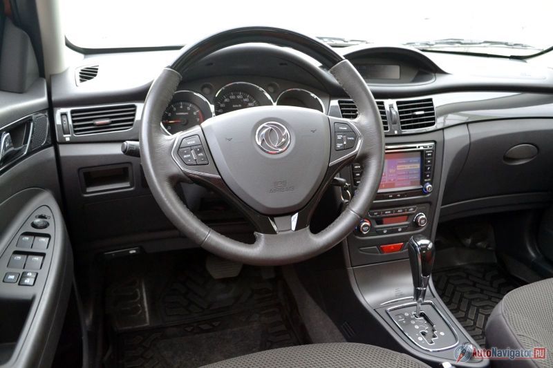 Dongfeng H30 Cross – первый в России китайский автомобиль, у которого руль регулируется и по высоте, и по вылету. Руль, кстати, весьма удобный, с кнопками управления музыкой и круиз-контролем. Коробка передач имеет спортивный и зимний режимы. Первый особенно полезен, если нужно не отставать в потоке. 
Климат-контроль работает, но комфортная температура тут почему-то не 22-23 градуса по Цельсию, а 25-26