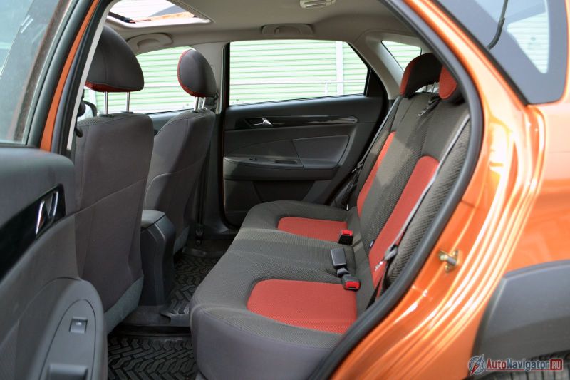 Сзади места не много, но вполне достаточно, чтобы преодолеть на этом диване ни одну сотню километров. Подлокотника и подстаканника нет, а небольшие карманы есть только в дверях. С тем, куда поставить воду, например, могут возникнуть проблемы