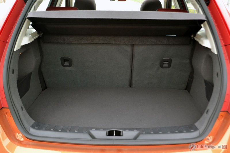 С разложенными сиденьями объем багажника – 417 литров. Лючка для длинномеров нет, зато можно сложить только треть или две трети заднего дивана, плюс ко всему по бокам в багажнике есть удобные ниши для мелочевки