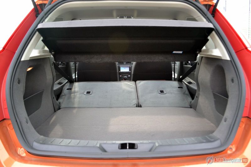 Если сложить сиденья, то получаешь почти в три раза больший объем – 1137 литров, ровный пол почти без наклона и запаску с небольшим органайзером под ним