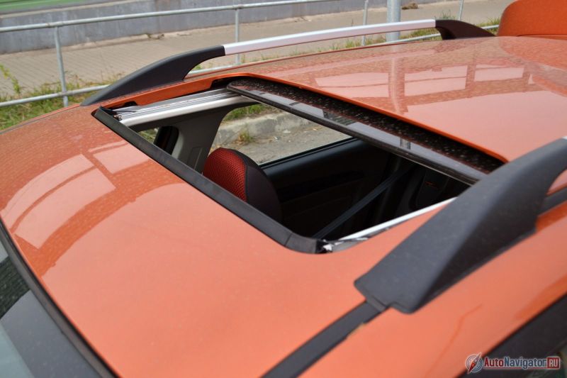 Люк на удивление нешумный. А рейлинги на крыше – это базовая комплектация