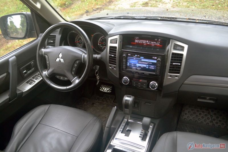 Салон стар и прост. Каким он был десять лет назад, таким и остался. Претензии есть, например, к мультимедии. Бог с тем, что она порой притормаживает, а попасть пальцем в нужную часть экрана на ходу, особенно на бездорожье, практически невозможно – так у всех, но вот кнопки можно было сделать большие. Это все-таки не малолитражка какая-нибудь для тонких женских пальцев. 
Еще одна проблема – дверь расположена почти вплотную к сиденью и левая коленка все время бьется о жесткий пластик. И карманы в дверях уж больно узкие – не то, что положить туда что-то не получится, ладонь-то у иного мужика не пролезет