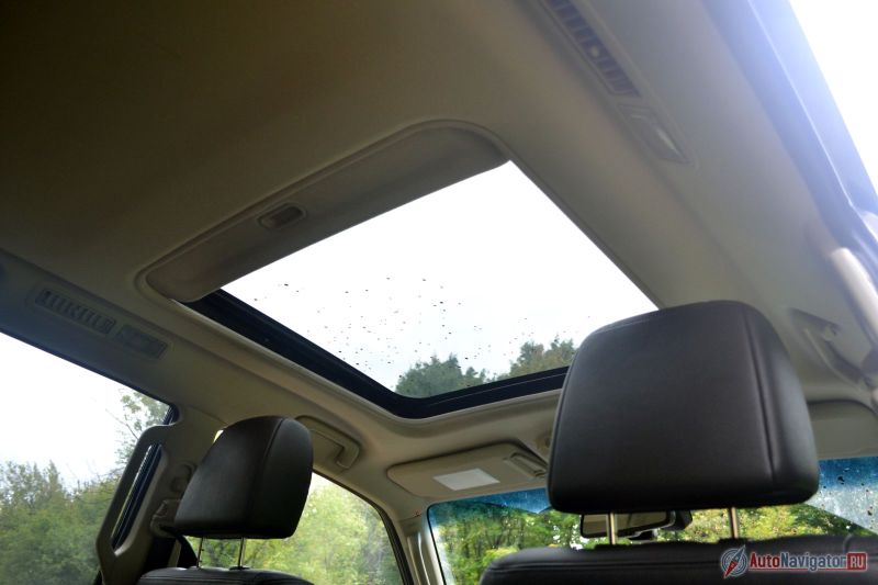 Над передними креслами огромный сдвижной люк с жесткой светонепроницаемой шторкой