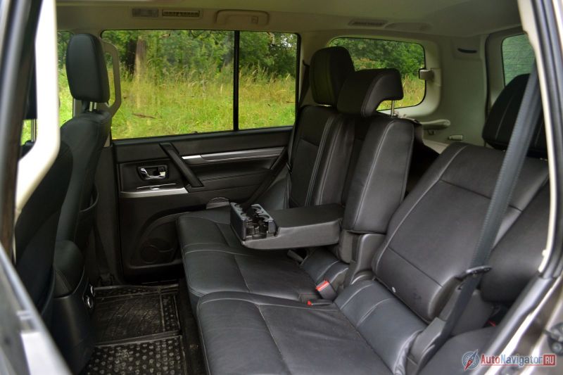 Сзади места более чем достаточно. Сиденья плоские, пол ровный, подлокотник не выпирает. Посадка может быть по-капитански вертикальная, а можно кимарнуть в дальней дороге, наклонив спинку назад. С детским креслом придется помучиться: крепленья isofix смещены к центру, то есть одно крепление на боковом месте, а второе на среднем. Все бы ничего, но кресло перекрывает замки для ремней безопасности