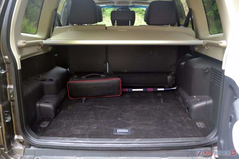 Багажник огромный – 663 литра. А если сложить сиденья, будет почти в три раза больше. Есть крючки, розетка на 12 V и петли для фиксации груза. Под полом еще одна большая ниша