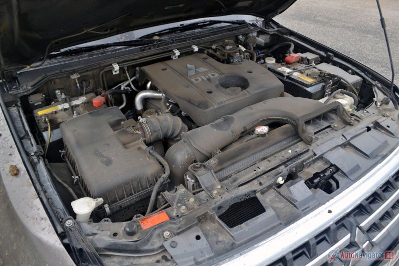 Помимо 3,2-литрового дизеля, есть еще два бензиновых мотора. Базовый 3,0-литровый выдает 178 л.с., а топовый 3,8-литровый - 250 л.с., но по крутящему моменту они оба проигрывают дизелю (261 и 329 против 441 Нм)