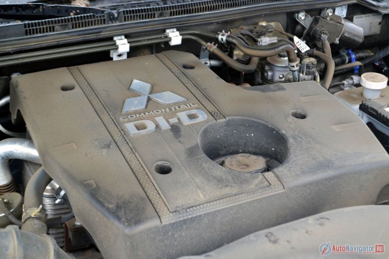 Дизель удовлетворяет экологическим нормам Евро-4, имеет турбонаддув, ускоряет тяжелый Pajero до 100 км/ч за 11,1 секунд и продолжает разгонять его до 185 км