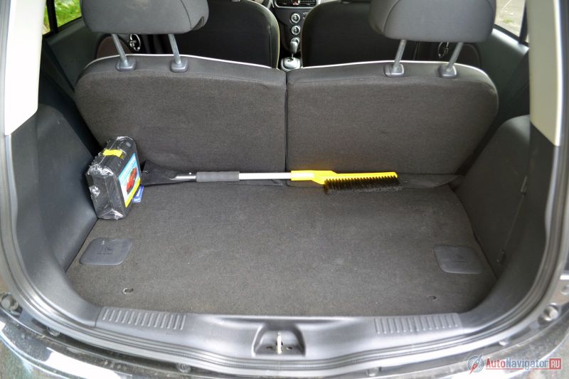 Багажник всего 227 литров. Половину этого объема занимает зарядный переходник с удлинителем, который всегда должен быть с собой. Запаски нет, докатки нет. Ремкомплекта тоже нет. Хотя, учитывая исключительно городскую эксплуатацию, это не так уж и критично. Под полом нет никакой ниши – там силовой агрегат