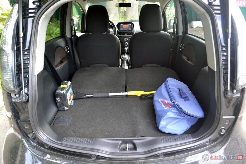 Сложить сиденья можно по отдельности или вместе. Объем багажника при этом увеличится до 860 литров, а пол будет идеально ровным
