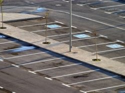 Эксперты считают, что сужать парковочные места в Москве необходимо