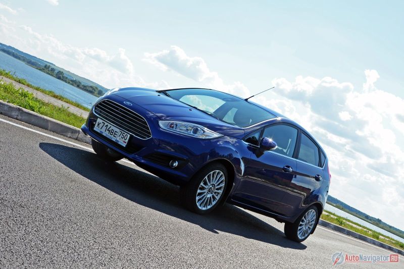 Каждый из поворотов по-прежнему дарит радость от прохождения. Правда хэтчбек всё же едет чуть собраннее седана