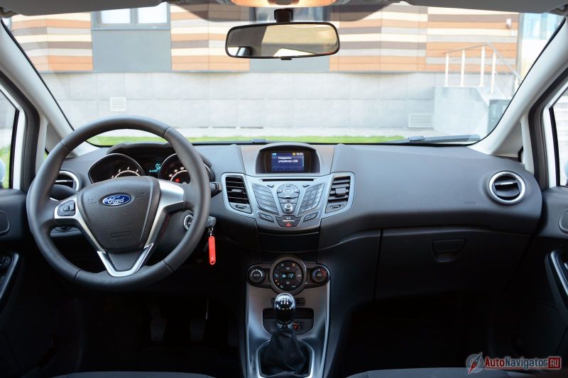 Интерьер предмаксимальной комплектации Trend Plus. Дизайн затейлив, материалы невзрачны. Однако пластик в верхней части торпедо всё же значительно мягче, чем в топовой версии Ford EcoSport, архитектура панели которого идентична