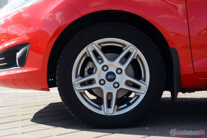 Максимум – пятнадцатидюймовое литьё, а чаще обычные стальные диски