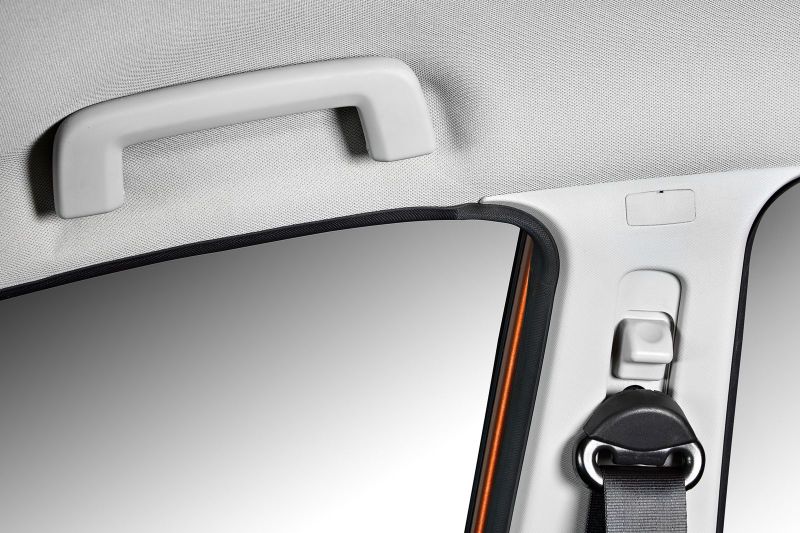 Забавная деталь: ручка на потолке есть только у седана. Причём исключительно у переднего пассажира, вне зависимости от комплектации. У пятидверной машины её нет в принципе. Технические специалисты не смогли вразумительно объяснить причину…