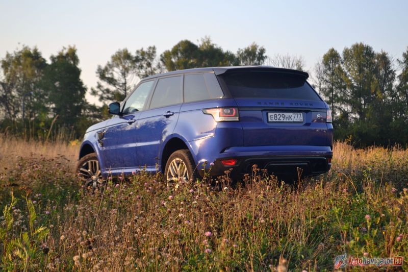 Несмотря на свою асфальтовую заточенной, SVR не потерял внедорожных умений и прекрасно справляется с бездорожьем. Нужно только сказать автомобилю, по какому типу покрытия вы хотите проехать. Или вообще ничего не трогать и система Terrain Response 2 сама определит, что под колесами и что нужно делать с дифференциалами. Автомобиль также имеет пневматическую подвеску, которая может опускать и поднимать автомобиль на высоту до 278 мм и раздатку с понижающей и повышающей передачами