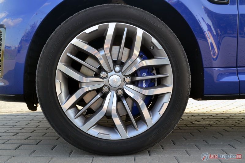 Колесные диски могут быть 21- или 22-дюймовыми. На тестовой машине резина 275/45 R21 – далеко не самая широкая и низкопрофильная. И это хорошо, когда едешь по обычной дороге