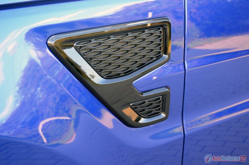 Обман. Кругом обман. Как и на обычном «Спорте», у SVR вместо реальных вентиляционных решеток в крыльях и капоте стоят обманки - просто показуха и никакого отношения к делу