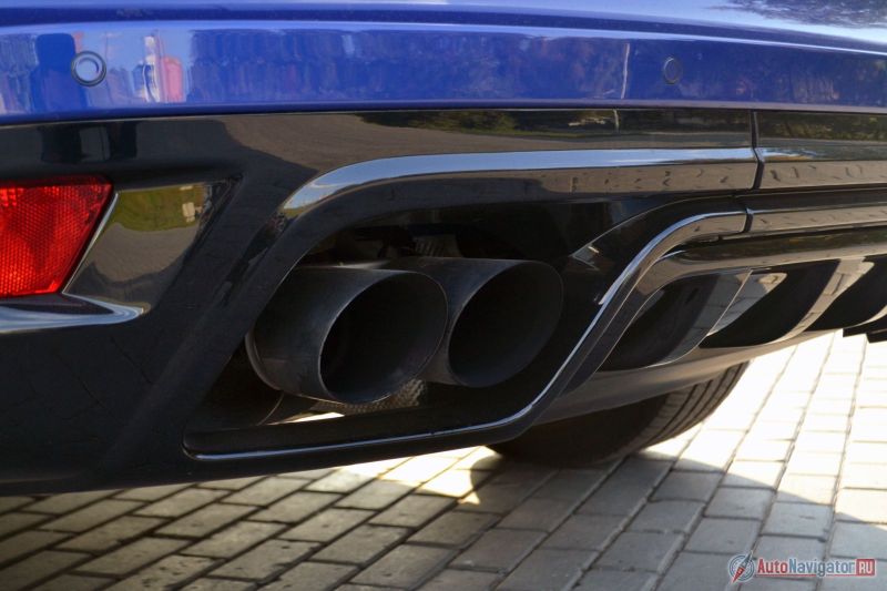 У SVR активная 2-ступенчатая выпускная система, которая при нажатии на кнопку в салоне, задействует электронно-управляемую систему клапанов для более выразительного звучания. Проще говоря, нажав на кнопку, можно сделать автомобиль очень громким, хрюкающим и кашляющим при перегазовках и переключениях