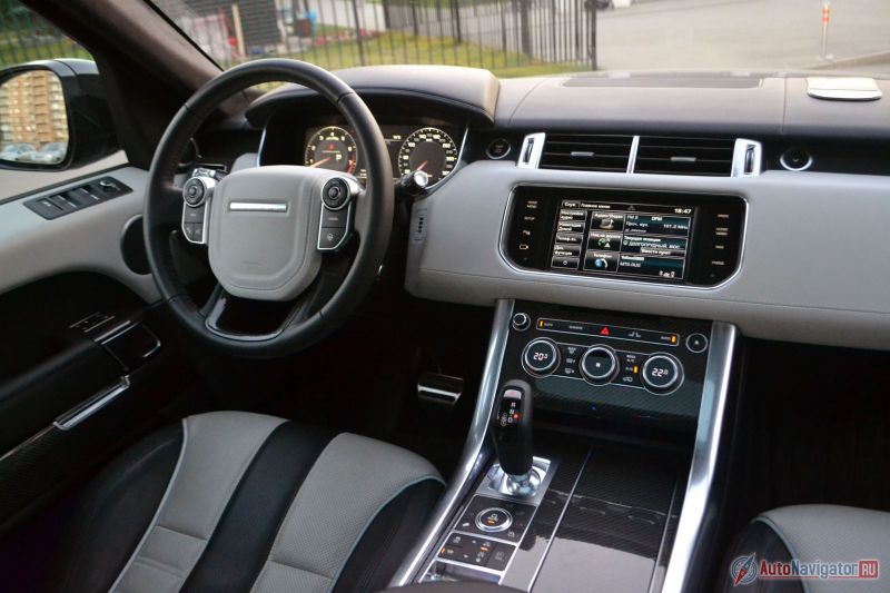 Салон практически полностью повторяет салон обычного Range Rover Sport, за исключением разве что сидений, пары кнопочек, свойственных только SVR, и вставок (можно выбрать темный алюминий или карбон)